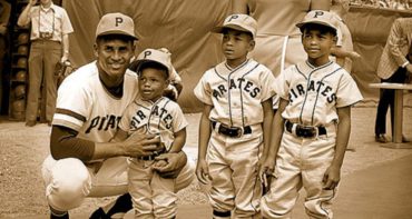 Great Photo of Roberto Clemente With His Children!