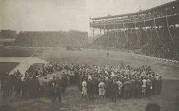 South Side Park, Chicago, IL, August 14, 1904 – 30,000 see White Sox and Boston Americans battle