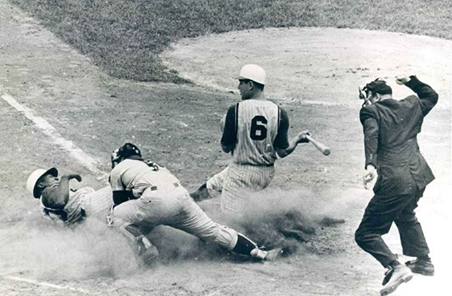 Crosley Field, Cincinnati, OH, June 9, 1962 – Reds Frank Robinson steals home in 5-1 win over the Philadelphia Phillies